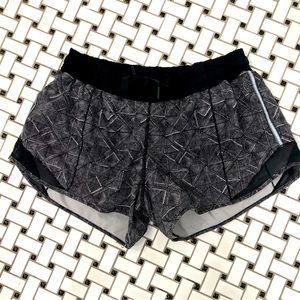Lululemon Hotty Hot size 8 2.5 inseam
